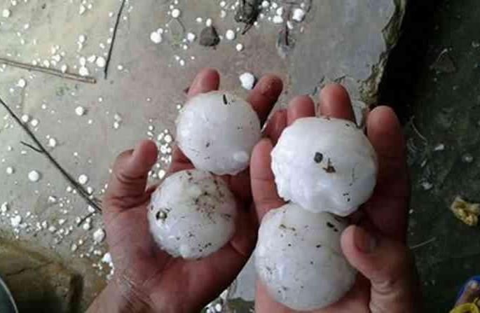 Coronavirus: Increased hail size due to reduced pollution; Positive effect of lockdown | Coronavirus: प्रदूषण घटल्याने वाढतोय गारांचा आकार; लॉकडाउनचा सकारात्मक परिणाम Coronavirus: Increased hail size due to reduced pollution; Positive effect of lockdown | Coronavirus: प्रदूषण घटल्याने वाढतोय गारांचा आकार; लॉकडाउनचा सकारात्मक परिणाम