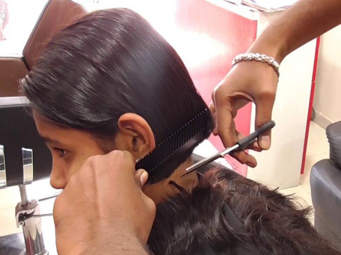 An obscene act with an eight-year-old girl who came to get a haircut | केस कापण्यासाठी आलेल्या आठ वर्षाच्या मुलीसोबत अश्लील कृत्य An obscene act with an eight-year-old girl who came to get a haircut | केस कापण्यासाठी आलेल्या आठ वर्षाच्या मुलीसोबत अश्लील कृत्य