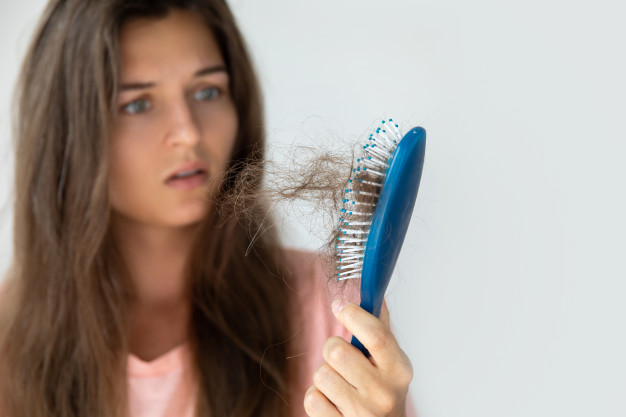 stress and hair loss can be related, treat it. | स्ट्रेसचा आणि केस गळण्याचा काय संबंध? असं म्हणून दुर्लक्ष कराल तर पस्तावाल!