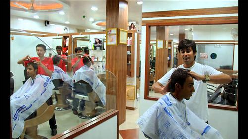 Cutting hair in the new year @ 50, decision in Phaltan taluka: GST due to customer's scissors | नववर्षात केस कापायला @ 50, फलटण तालुक्यात निर्णय : जीएसटीमुळं ग्राहकांच्या खिशाला कात्री Cutting hair in the new year @ 50, decision in Phaltan taluka: GST due to customer's scissors | नववर्षात केस कापायला @ 50, फलटण तालुक्यात निर्णय : जीएसटीमुळं ग्राहकांच्या खिशाला कात्री