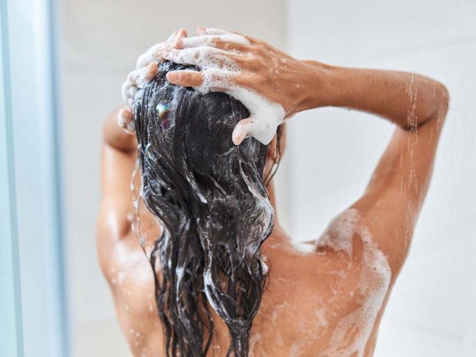 how many times should wash hair in week | आठवड्यातून किती वेळा केस धुवावेत? हेअर फॉल थांबवण्यासाठी 'या' गोष्टींची घ्या काळजी