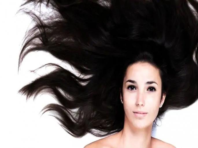 Hair masks for monsoon to get rid of hair problems | पावसाळ्यामध्ये केसांसाठी 'हे' मास्क वापरून तुम्हीही म्हणाल, हाय...ये रेशमी जुल्फे...