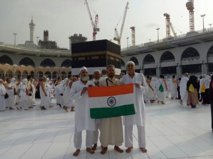 Indian Haj pilgrims wrapped up in Makkah | भारतीय हज यात्रेकरुंनी मक्केत फडकविला तिरंगा Indian Haj pilgrims wrapped up in Makkah | भारतीय हज यात्रेकरुंनी मक्केत फडकविला तिरंगा