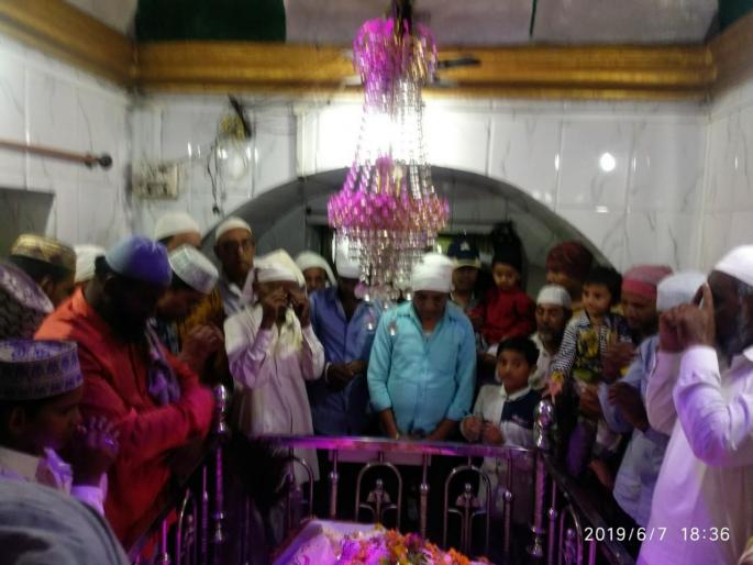 Hazrat Parmanjan Baba was arrested for rain in Savda, Raver taluka | रावेर तालुक्यातील सावदा येथे पावसासाठी हजरत पीरमंजन बाबांना साकडे Hazrat Parmanjan Baba was arrested for rain in Savda, Raver taluka | रावेर तालुक्यातील सावदा येथे पावसासाठी हजरत पीरमंजन बाबांना साकडे