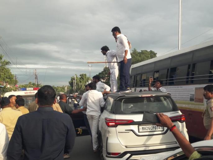 Beed: Laxman Hake attacked in Gevrai; MLA Pandit's workers aggressive | Beed: लक्ष्मण हाके यांच्या गाडीवर गेवराईत हल्ला; आमदार पंडित यांचे कार्यकर्ते आक्रमक Beed: Laxman Hake attacked in Gevrai; MLA Pandit's workers aggressive | Beed: लक्ष्मण हाके यांच्या गाडीवर गेवराईत हल्ला; आमदार पंडित यांचे कार्यकर्ते आक्रमक