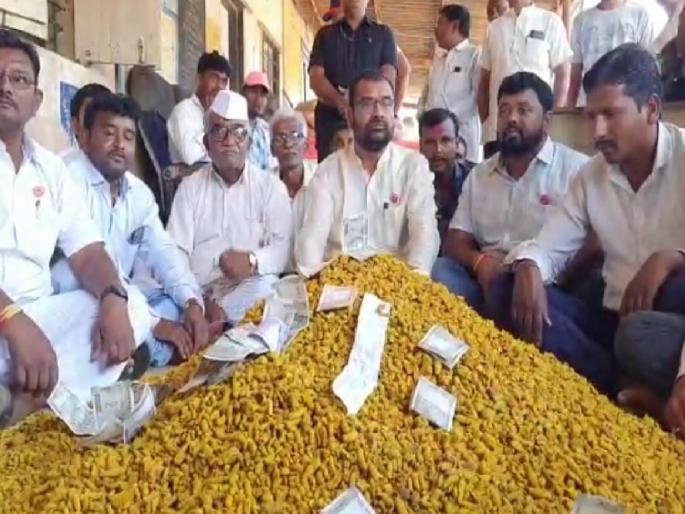 The deal of turmeric was made in the RTO office itself, Protest due to the blocking of a farmer of Ahmednagar in Sangli | आरटीओ कार्यालयातच केला हळदीचा सौदा, सांगलीत अहमदनगरच्या शेतकऱ्याला अडविल्याने आंदोलन The deal of turmeric was made in the RTO office itself, Protest due to the blocking of a farmer of Ahmednagar in Sangli | आरटीओ कार्यालयातच केला हळदीचा सौदा, सांगलीत अहमदनगरच्या शेतकऱ्याला अडविल्याने आंदोलन