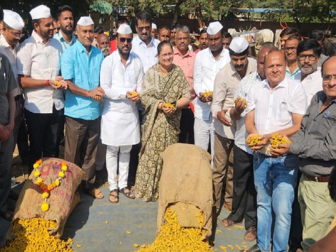 Turmeric at a record price of 31 thousand in Sangli Agricultural Produce Market Committee | मुहूर्ताच्या हळदीस दराची झळाळी; सांगलीत विक्रमी ३१ हजारांचा भाव