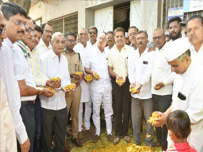 Turmeric deal in Sangli on the occasion of Gudi Padwa, price impact due to increase in arrivals | गुढीपाडव्याच्या मुहूर्तावर सांगलीत हळदीचे सौदे, आवक वाढल्याने दरावर परिणाम Turmeric deal in Sangli on the occasion of Gudi Padwa, price impact due to increase in arrivals | गुढीपाडव्याच्या मुहूर्तावर सांगलीत हळदीचे सौदे, आवक वाढल्याने दरावर परिणाम