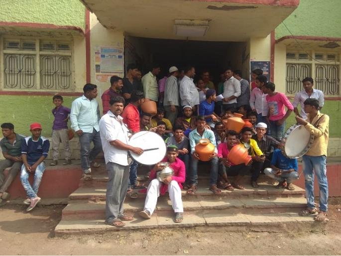 In Ahmedpur, Halagi morcha on Nagar Palika for demand of water | अहमदपूरमध्ये पाण्यासाठी नागरिकांचा पालिकेवर हलगी मोर्चा