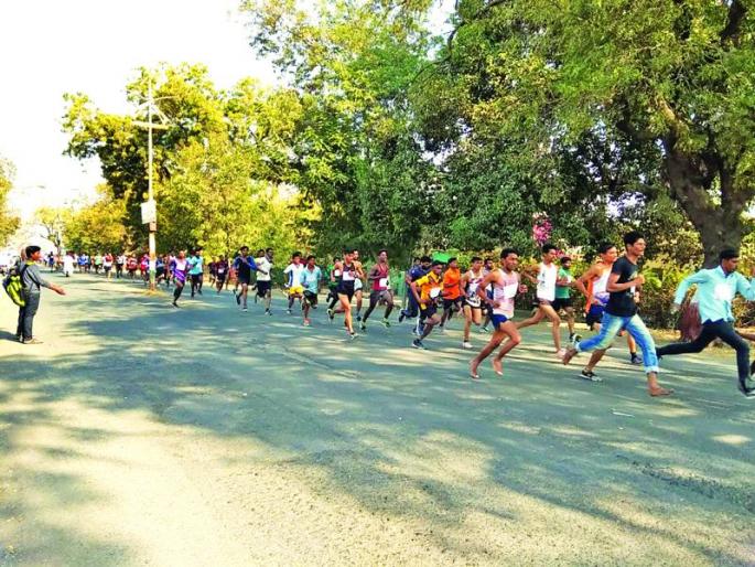 Civic President Half Marathon Tournament: Suresh Wagh First of Nashik | नगराध्यक्ष चषक हाफ मॅरेथॉन स्पर्धा : नाशिकचा सुरेश वाघ प्रथम Civic President Half Marathon Tournament: Suresh Wagh First of Nashik | नगराध्यक्ष चषक हाफ मॅरेथॉन स्पर्धा : नाशिकचा सुरेश वाघ प्रथम