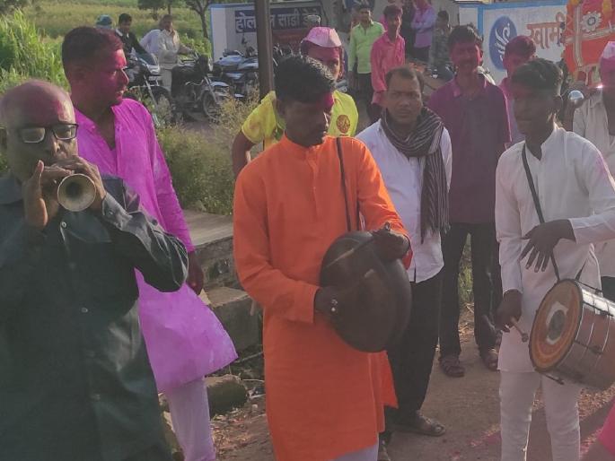 Demand for traditional instruments increased during festivals, Restrictions on loudspeakers due to code of conduct | ग्रामीण भागात हलगी वादकांना 'अच्छे दिन'; आचारसंहितेमुळे ध्वनीक्षेपकांवर निर्बंध Demand for traditional instruments increased during festivals, Restrictions on loudspeakers due to code of conduct | ग्रामीण भागात हलगी वादकांना 'अच्छे दिन'; आचारसंहितेमुळे ध्वनीक्षेपकांवर निर्बंध