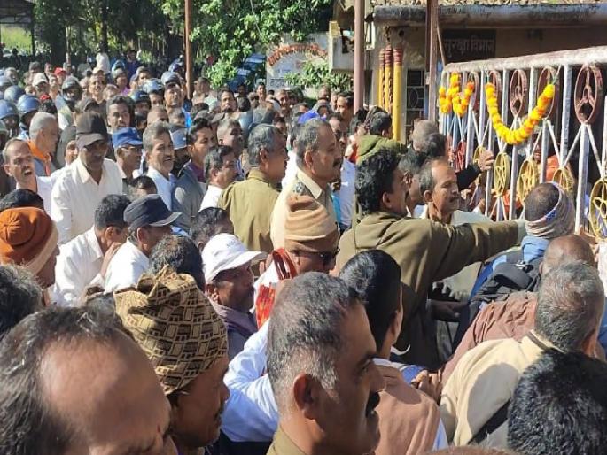 Stone pelting at Atharva-Daulat factories at Halkarni in Chandgarh taluka kolhapur district | कोल्हापूर: अथर्व-दौलत कारखान्यांवर दगडफेक, कामगारांनीच कामगारांना केली मारहाण Stone pelting at Atharva-Daulat factories at Halkarni in Chandgarh taluka kolhapur district | कोल्हापूर: अथर्व-दौलत कारखान्यांवर दगडफेक, कामगारांनीच कामगारांना केली मारहाण