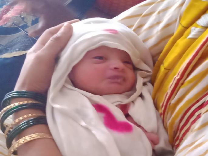 Female infant found in Halkarni, sent to Kolhapur orphanage | हलकर्णी येथे स्त्री जातीचे अर्भक सापडले, कोल्हापूरच्या शिशुगृहात पाठवले Female infant found in Halkarni, sent to Kolhapur orphanage | हलकर्णी येथे स्त्री जातीचे अर्भक सापडले, कोल्हापूरच्या शिशुगृहात पाठवले