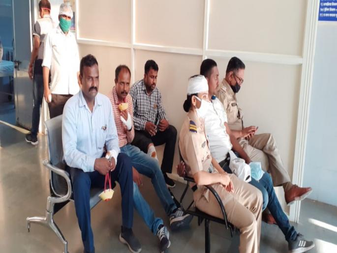 Baramati Home Quarantined Citizens Attack on the Police, 5 Officers, Five Workers Injured | बारामती परिसरात होम क्वारंटाईन केलेल्या नागरिकांचा पोलिसांवरच हल्ला; ४ अधिकाऱ्यांसह ,पाच कर्मचारी जखमी