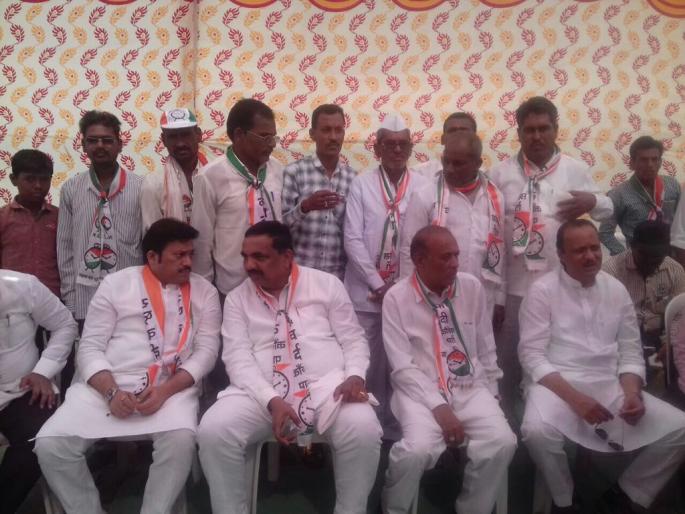 activists from Risod participated in the rally | हल्लाबोल पदयात्रेत रिसोड येथील कार्यकर्त्यांंचा सहभाग activists from Risod participated in the rally | हल्लाबोल पदयात्रेत रिसोड येथील कार्यकर्त्यांंचा सहभाग