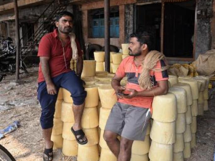 Demand to increase the porters in Kolhapur Agricultural Produce Market Committee by 30 percent | शेतीमालाच्या दरात वाढ; मग हमाली चार वर्षांपुर्वीची कशी?, हमाली ३० टक्क्यांनी वाढवण्याची मागणी Demand to increase the porters in Kolhapur Agricultural Produce Market Committee by 30 percent | शेतीमालाच्या दरात वाढ; मग हमाली चार वर्षांपुर्वीची कशी?, हमाली ३० टक्क्यांनी वाढवण्याची मागणी