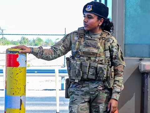 father want daughter marry with her brother but girl ran away from home joined air force hamna zafar success story | प्रेरणादायी! भावाशी लग्न लावून देत होते वडील, 'ती' घरातून पळाली; एअरफोर्सचं स्वप्न पाहिलं अन्... father want daughter marry with her brother but girl ran away from home joined air force hamna zafar success story | प्रेरणादायी! भावाशी लग्न लावून देत होते वडील, 'ती' घरातून पळाली; एअरफोर्सचं स्वप्न पाहिलं अन्...
