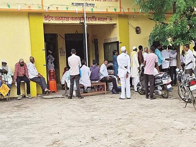 Online registration for guaranteed price; Thumbprints not taken, food donors' lives in danger | हमीभावासाठी 'ऑनलाईन' नोंदणी सक्तीची; अंगठ्याचे ठसे उमटेनात, शेतकऱ्यांचा जीव मेटाकुटीला