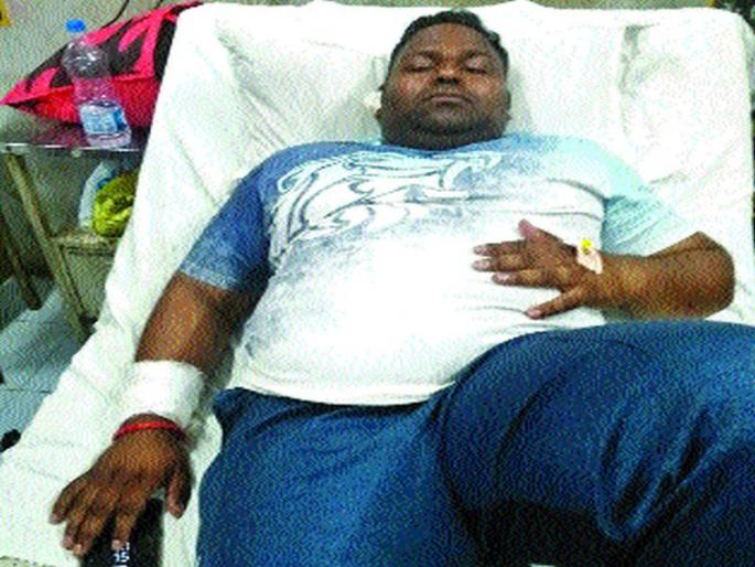 Branch corporator's attack on Ulhasanagar | उल्हासनगरात नगरसेवकावर शाखाप्रमुखाचा हल्ला Branch corporator's attack on Ulhasanagar | उल्हासनगरात नगरसेवकावर शाखाप्रमुखाचा हल्ला