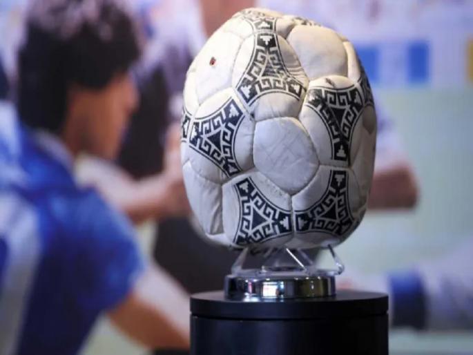 diego maradonas hand of god ball has been sold at auction for 20 crore rupees | 'हँड ऑफ गॉड' फुटबॉलचा लिलाव, रेफ्री झाले मालामाल, 'इतक्या' कोटींना विक्री! diego maradonas hand of god ball has been sold at auction for 20 crore rupees | 'हँड ऑफ गॉड' फुटबॉलचा लिलाव, रेफ्री झाले मालामाल, 'इतक्या' कोटींना विक्री!