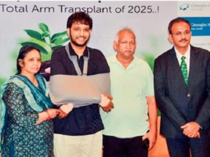 Hrithik gets a new hand after eight years, there was an accident at Chinchwad railway station | ह्रतिकला आठ वर्षांनी मिळाले नवीन हात, मुंबईला येत असताना झाला होता अपघात Hrithik gets a new hand after eight years, there was an accident at Chinchwad railway station | ह्रतिकला आठ वर्षांनी मिळाले नवीन हात, मुंबईला येत असताना झाला होता अपघात