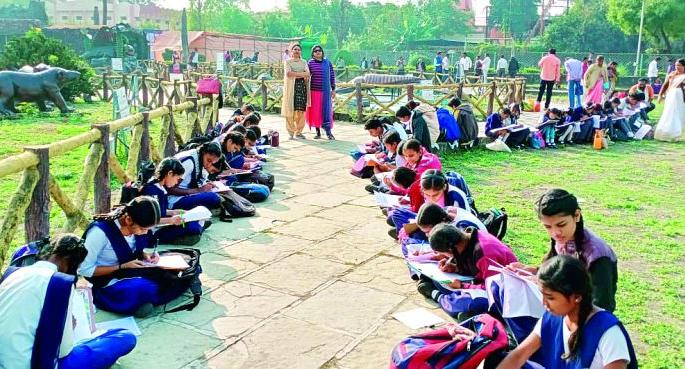 Nearly two thousand students in Nagpur materialized a beautiful signature | नागपुरात अडीच हजार विद्यार्थ्यांनी साकारले सुंदर हस्ताक्षर Nearly two thousand students in Nagpur materialized a beautiful signature | नागपुरात अडीच हजार विद्यार्थ्यांनी साकारले सुंदर हस्ताक्षर