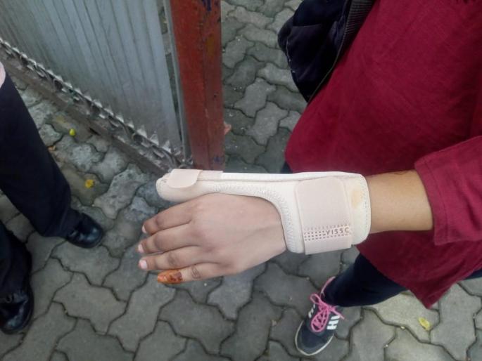 TC clutches trackman's daughter's hand; Filed complaint | टीसीने ट्रॅकमनच्या मुलीचा हात पिरगळला; गुन्हा दाखल