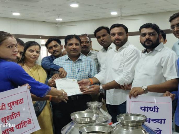 Shiv Sena's 'Handa morcha on' 'A' ward Office in Pimpri | पिंपरीत येथील'अ' क्षेत्रीय कार्यालयावर शिवसेनेचा '' हंडा मोर्चा '' Shiv Sena's 'Handa morcha on' 'A' ward Office in Pimpri | पिंपरीत येथील'अ' क्षेत्रीय कार्यालयावर शिवसेनेचा '' हंडा मोर्चा ''