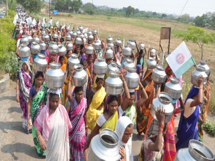 Swa-Vaishnani's 'Handa Morcha' with Chapale villagers | चौपाळे ग्रामस्थांसह ‘स्वाभिमानी’चा हंडा मोर्चा Swa-Vaishnani's 'Handa Morcha' with Chapale villagers | चौपाळे ग्रामस्थांसह ‘स्वाभिमानी’चा हंडा मोर्चा