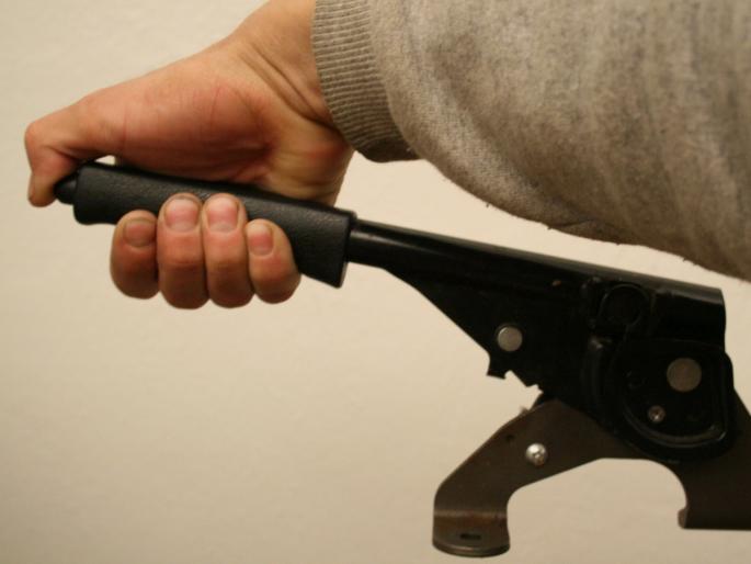 Use the Handbrake while parking the car | चढ- उतारावरील पार्किंगसाठी करा हॅण्डब्रेकचा वापर करा