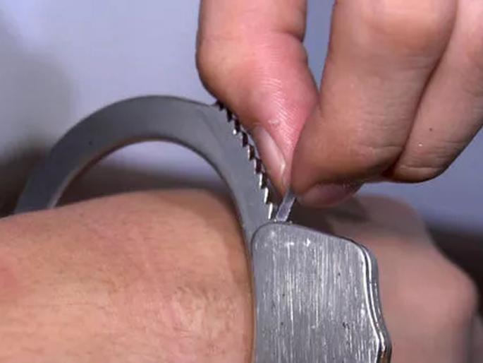 murder accused ran away from hospital while Medial test; police caught him after 8 hours | हत्येच्या आरोपातील गुन्हेगाराची मेडिकलमधून धूम; पोलिसांची भागमभाग  murder accused ran away from hospital while Medial test; police caught him after 8 hours | हत्येच्या आरोपातील गुन्हेगाराची मेडिकलमधून धूम; पोलिसांची भागमभाग