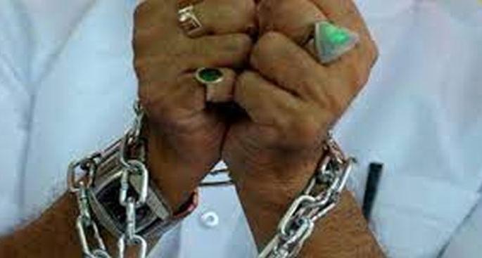 Handcuffs to those who rob farmers | शेतकऱ्यास लुटणाऱ्यांना ठाेकल्या बेड्या Handcuffs to those who rob farmers | शेतकऱ्यास लुटणाऱ्यांना ठाेकल्या बेड्या