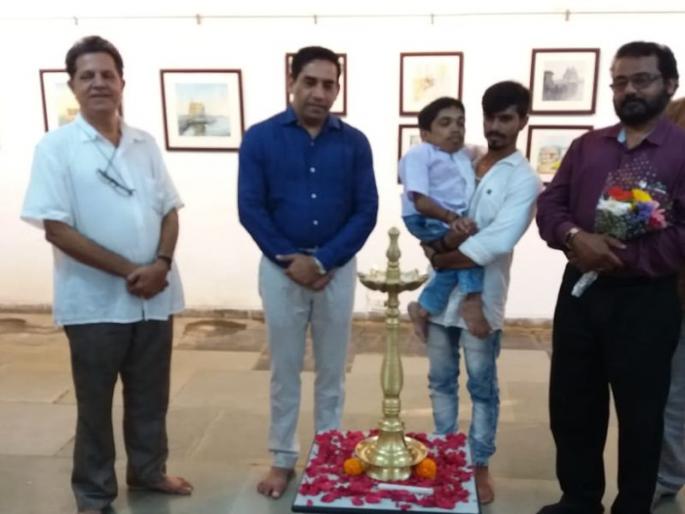 Artists' seizures by overcoming the disabilities | अपंगत्वावर मात करून कलाकारांचे सीमोल्लंघन Artists' seizures by overcoming the disabilities | अपंगत्वावर मात करून कलाकारांचे सीमोल्लंघन