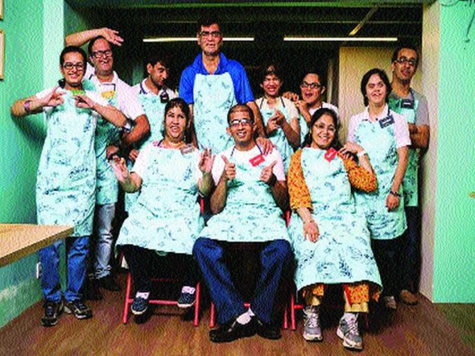 Divya has started singing together a unique 'Kaif Prize' | दिव्यांगांनी एकत्र येत सुरू केलेले अनोखे ‘कॅफ अर्पण’ Divya has started singing together a unique 'Kaif Prize' | दिव्यांगांनी एकत्र येत सुरू केलेले अनोखे ‘कॅफ अर्पण’