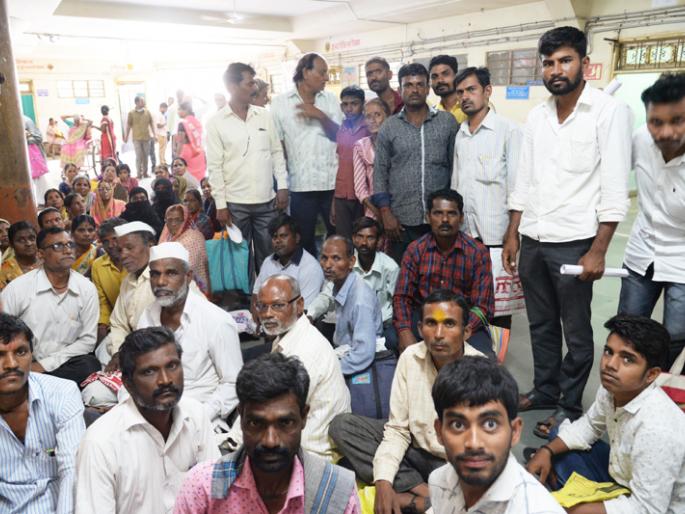 Disability certificates found; In a government hospital in Solapur, on a window | अपंग दाखले मिळेनात; सोलापुरच्या शासकीय रूग्णालयात एका खिडकीवरच Disability certificates found; In a government hospital in Solapur, on a window | अपंग दाखले मिळेनात; सोलापुरच्या शासकीय रूग्णालयात एका खिडकीवरच