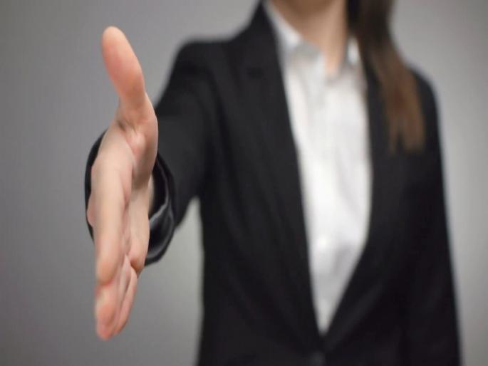 she called thanks but youth kiss him | थँक्स म्हणताच त्याने इंजिनियर तरुणीला केलं किस she called thanks but youth kiss him | थँक्स म्हणताच त्याने इंजिनियर तरुणीला केलं किस