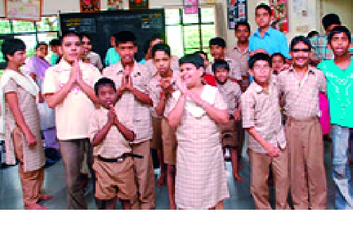 Due to lack of funds for schools with intellectual disabilities: Dental basis | बौद्धिक अक्षम मुलांच्या शाळांची निधीअभावी फरफट: दातृत्वाचाच आधार Due to lack of funds for schools with intellectual disabilities: Dental basis | बौद्धिक अक्षम मुलांच्या शाळांची निधीअभावी फरफट: दातृत्वाचाच आधार