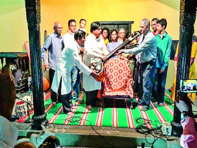 Gangubai Hangal's Tanpura in raja Dinkar Kelkar Museum in Pune | गंगूबाई हनगल यांचा तानपुरा पुण्यातील राजा दिनकर केळकर संग्रहालयात विराजमान