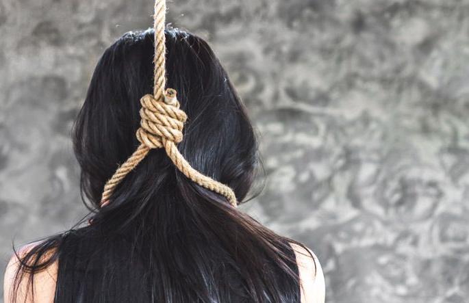 "Because there is reason, pay attention to parents and brother" and she hanged | "कारण काही नाही, बाबा-आई व भावाकडे लक्ष द्या".. असे लिहून युवतीने घेतला गळफास "Because there is reason, pay attention to parents and brother" and she hanged | "कारण काही नाही, बाबा-आई व भावाकडे लक्ष द्या".. असे लिहून युवतीने घेतला गळफास