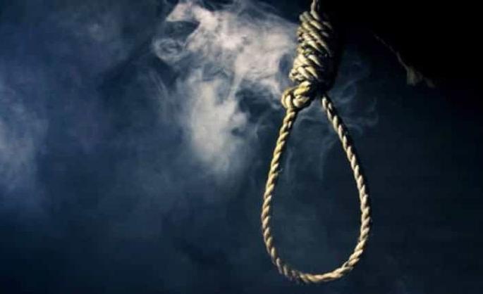 Mother commits suicide with toddler by her side; The older girl was playing in the yard | चिमुकल्याला शेजारच्या घरी ठेवून आईने केली आत्महत्या; मोठी मुलगी अंगणात होती खेळत Mother commits suicide with toddler by her side; The older girl was playing in the yard | चिमुकल्याला शेजारच्या घरी ठेवून आईने केली आत्महत्या; मोठी मुलगी अंगणात होती खेळत