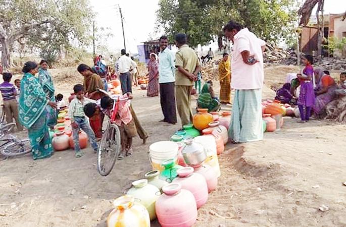 Due to drought; The residents of Hanjgi village migrated due to lack of water | दुष्काळाची दाहकता; पाण्याअभावी हंजगी गावातील ग्रामस्थांनी केले स्थलांतर Due to drought; The residents of Hanjgi village migrated due to lack of water | दुष्काळाची दाहकता; पाण्याअभावी हंजगी गावातील ग्रामस्थांनी केले स्थलांतर