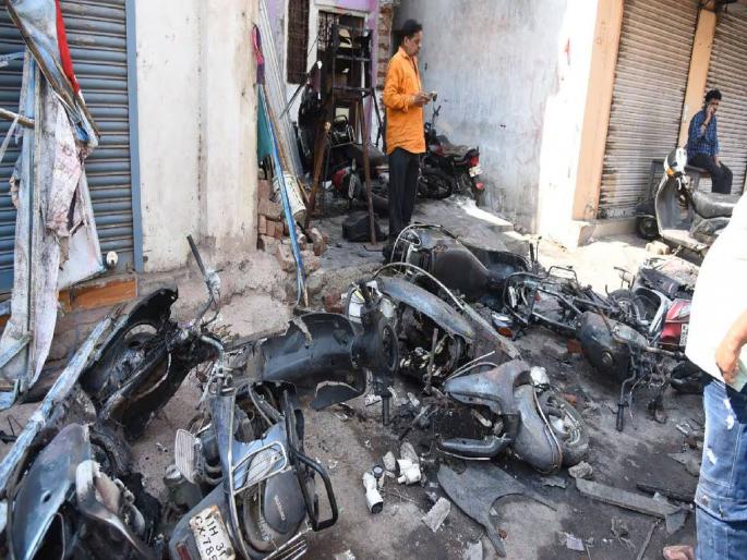 Nagpur Riots: whose claim is true?; Difference between local and police claims at Hansapur Incident | 'त्या' काळरात्रीचा अनुभव, कुणाचा दावा खरा?; स्थानिक अन् पोलिसांच्या दाव्यात तफावत Nagpur Riots: whose claim is true?; Difference between local and police claims at Hansapur Incident | 'त्या' काळरात्रीचा अनुभव, कुणाचा दावा खरा?; स्थानिक अन् पोलिसांच्या दाव्यात तफावत