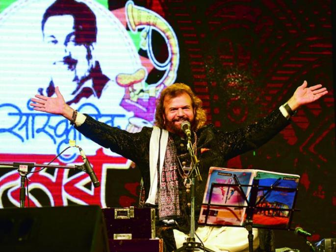 Padma Shree Hansraj Hans's Sufian folk music became a Nagpurkar | पद्मश्री हंसराज हंस यांच्या सुफियाना लोकसंगीताने नागपूरकर झाले दंग Padma Shree Hansraj Hans's Sufian folk music became a Nagpurkar | पद्मश्री हंसराज हंस यांच्या सुफियाना लोकसंगीताने नागपूरकर झाले दंग