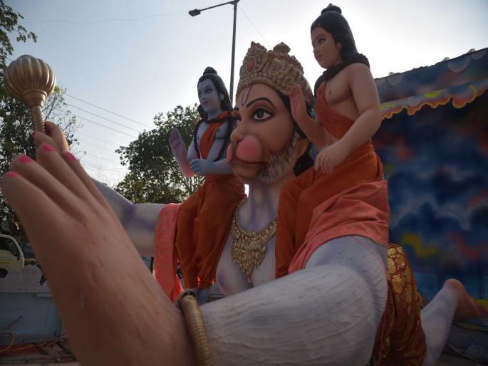 Hanuman pooja in all over Nagpur city | ‘अंजनीच्या सुता तुला रामाचं वरदान’ने दुमदुमली उपराजधानी Hanuman pooja in all over Nagpur city | ‘अंजनीच्या सुता तुला रामाचं वरदान’ने दुमदुमली उपराजधानी