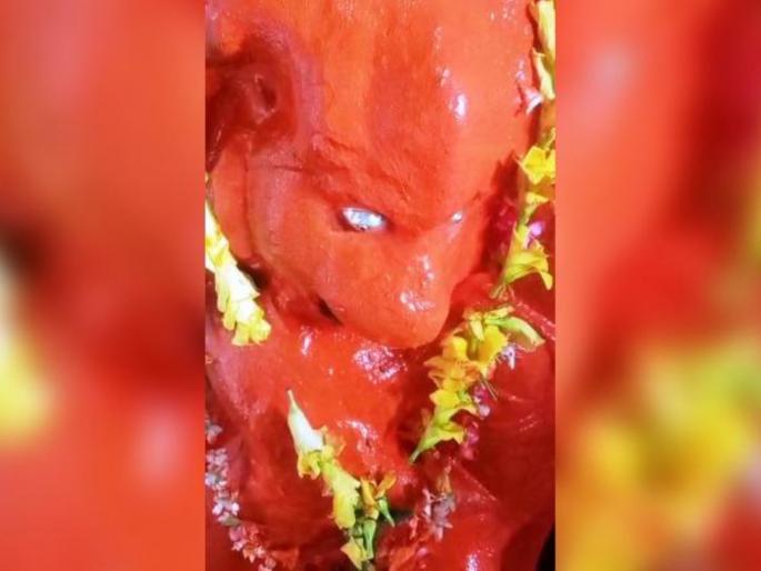 tears coming out from the idol of hanuman temple in banda uttar pradesh | हनुमंतांच्या डोळ्यातून अश्रू आले; रामनाम जपानंतर थांबले; भाविक म्हणाले, मोठे संकट टळले! tears coming out from the idol of hanuman temple in banda uttar pradesh | हनुमंतांच्या डोळ्यातून अश्रू आले; रामनाम जपानंतर थांबले; भाविक म्हणाले, मोठे संकट टळले!