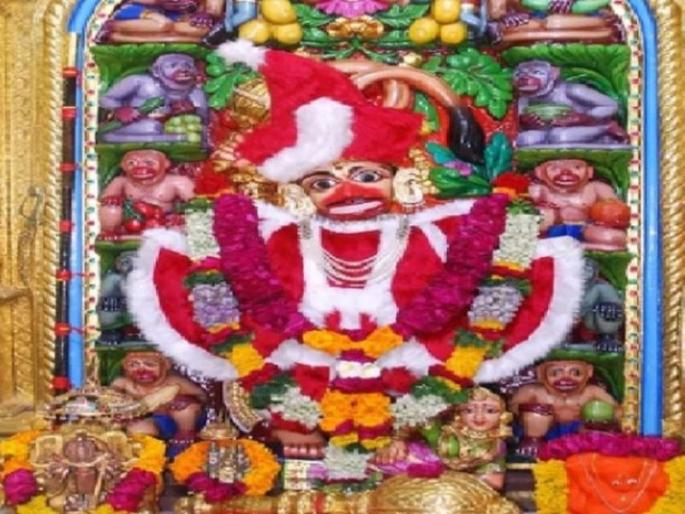 Hanuman dressed up as Santa Claus: Priest says woolen dress will keep him warm | हनुमानाला 'सांताक्लॉज'च्या पेहरावानं वाद! पुजारी म्हणे, अमेरिकेच्या भक्ताने पाठवले कपडे Hanuman dressed up as Santa Claus: Priest says woolen dress will keep him warm | हनुमानाला 'सांताक्लॉज'च्या पेहरावानं वाद! पुजारी म्हणे, अमेरिकेच्या भक्ताने पाठवले कपडे
