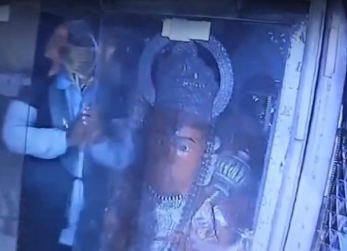 guna theft tekri hanuman mandir cctv viral video | Video - अरे देवा! आधी हनुमानाला नमस्कार केला अन् नंतर लाखोंच्या दागिन्यांवर डल्ला मारला guna theft tekri hanuman mandir cctv viral video | Video - अरे देवा! आधी हनुमानाला नमस्कार केला अन् नंतर लाखोंच्या दागिन्यांवर डल्ला मारला