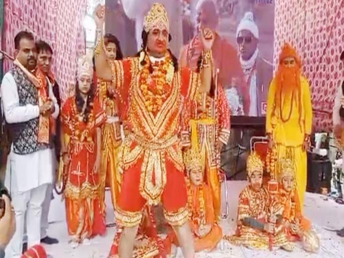 Video: An actor who played the role of Hanuman on the stage of Ramlila in Haryana died of a heart attack | Video: रामलीला मंचावर रामाच्या चरणी नतमस्तक झालेल्या हनुमानानं अचानक प्राण सोडला Video: An actor who played the role of Hanuman on the stage of Ramlila in Haryana died of a heart attack | Video: रामलीला मंचावर रामाच्या चरणी नतमस्तक झालेल्या हनुमानानं अचानक प्राण सोडला
