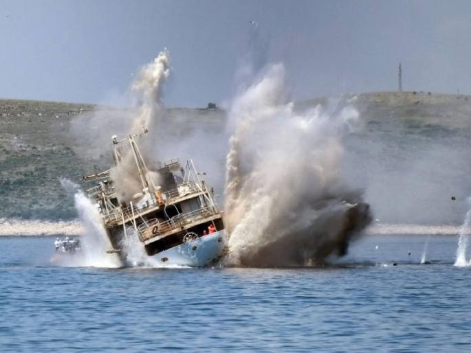 retaliation for attacks on ships; US, UK airstrike on Houthis; Tensions in the Middle East will increase | जहाजांवरील हल्ल्यांचा बदला; अमेरिका, ब्रिटनचा हौतींवर हवाई हल्ला; मध्य पूर्वेतील तणाव वाढणार retaliation for attacks on ships; US, UK airstrike on Houthis; Tensions in the Middle East will increase | जहाजांवरील हल्ल्यांचा बदला; अमेरिका, ब्रिटनचा हौतींवर हवाई हल्ला; मध्य पूर्वेतील तणाव वाढणार