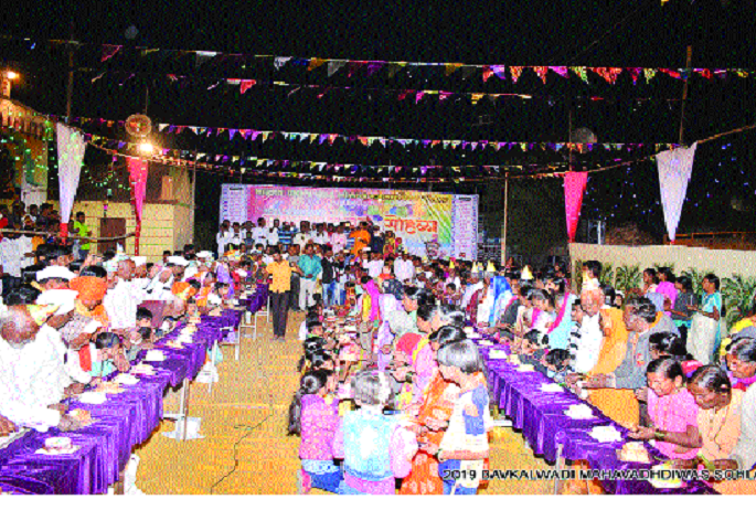 Celebration in Bavalwadi: Three hundred elderly cut cakes at the same time | बावकलवाडीत सोहळा : तीनशे वृद्धांनी कापला एकाच वेळी केक Celebration in Bavalwadi: Three hundred elderly cut cakes at the same time | बावकलवाडीत सोहळा : तीनशे वृद्धांनी कापला एकाच वेळी केक